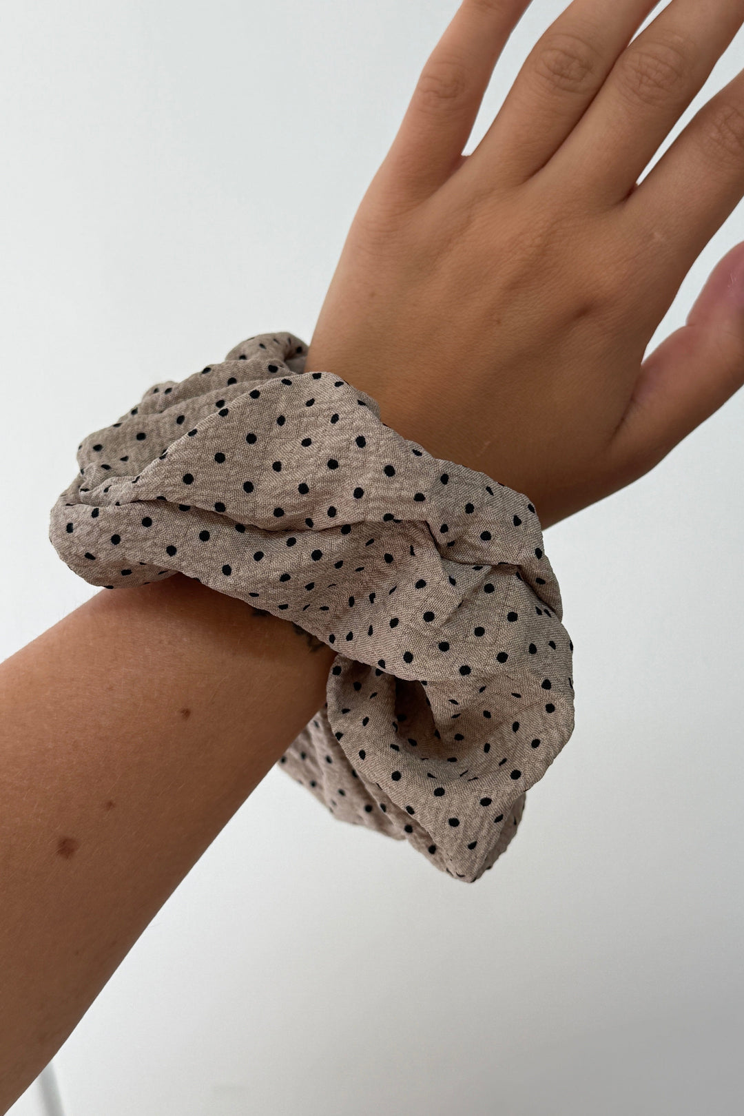 A-bee - Tilda Scrunchie - Taupe Hårelastikker
