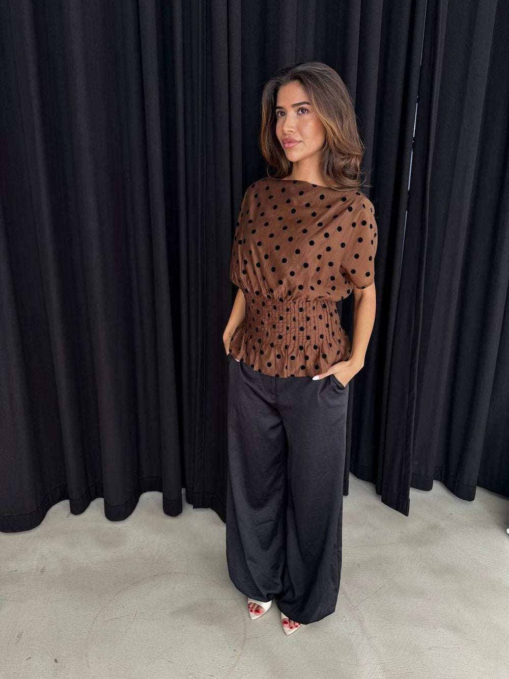 Continue - Laura 15078 - Nougat W Black Dot Bluser