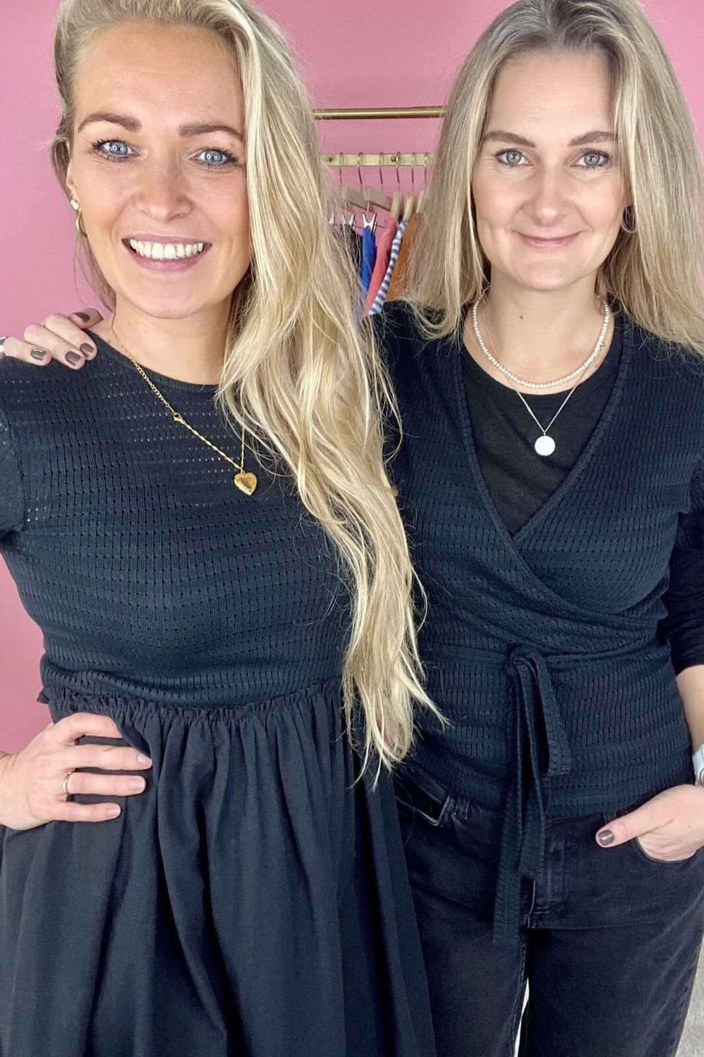 Forudbestilling - Basic Apparel - Karla Wrap Top GOTS - 001 Black (Januar/Februar) T-shirts