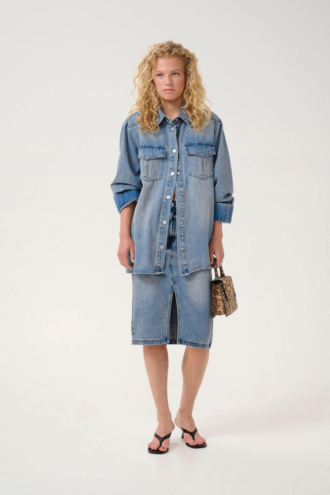 Forudbestilling - Gestuz - Gzlayza Oz Shirt - 107264 Mid Blue Vintage Wash Skjorter