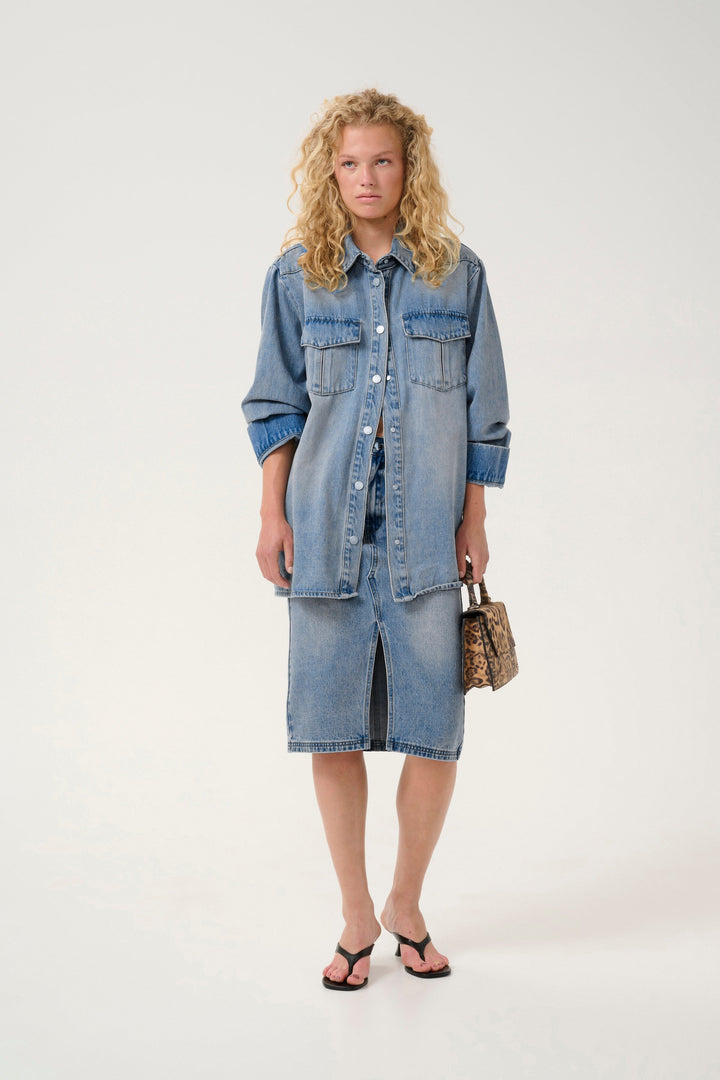 Forudbestilling - Gestuz - Gzlayza Oz Shirt - 107264 Mid Blue Vintage Wash Skjorter