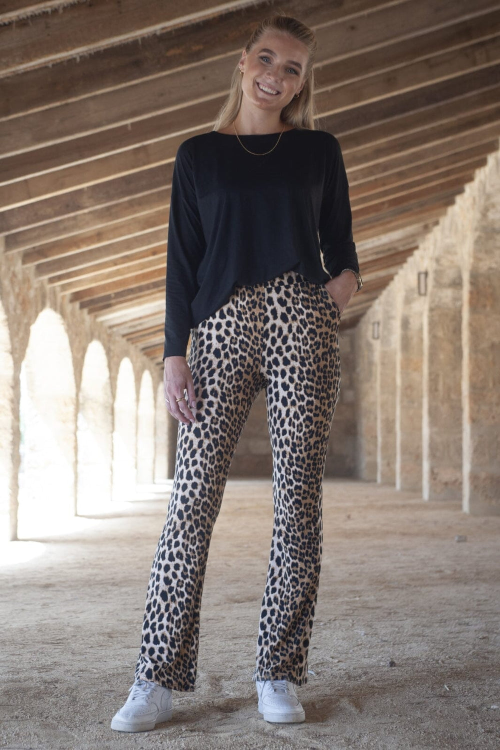 Forudbestilling - Liberte - Alma-Flaired-Pants - Lux Leo Bukser