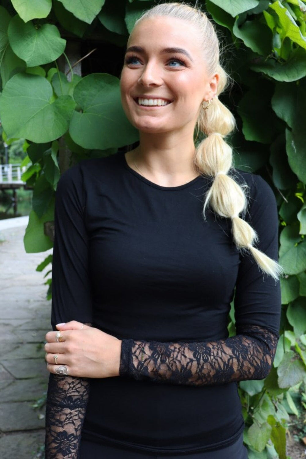 Forudbestilling - Liberte - Isa-Ls-Lace-Sleeve-Blouse - Black Flower2 Bluser