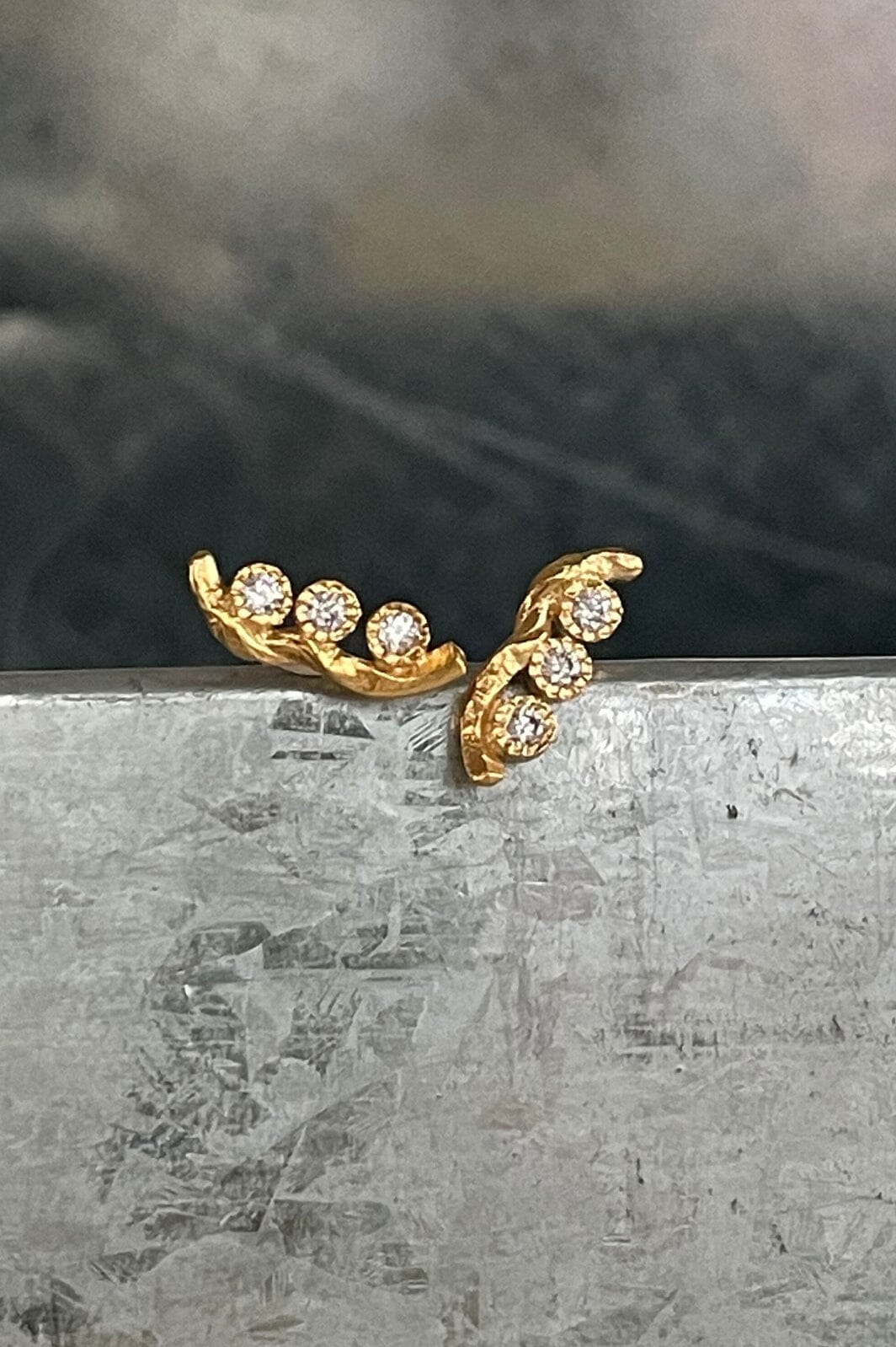 Forudbestilling - Stine A - Flow Earring With Three Stones - Single - 1335-02-S Øreringe