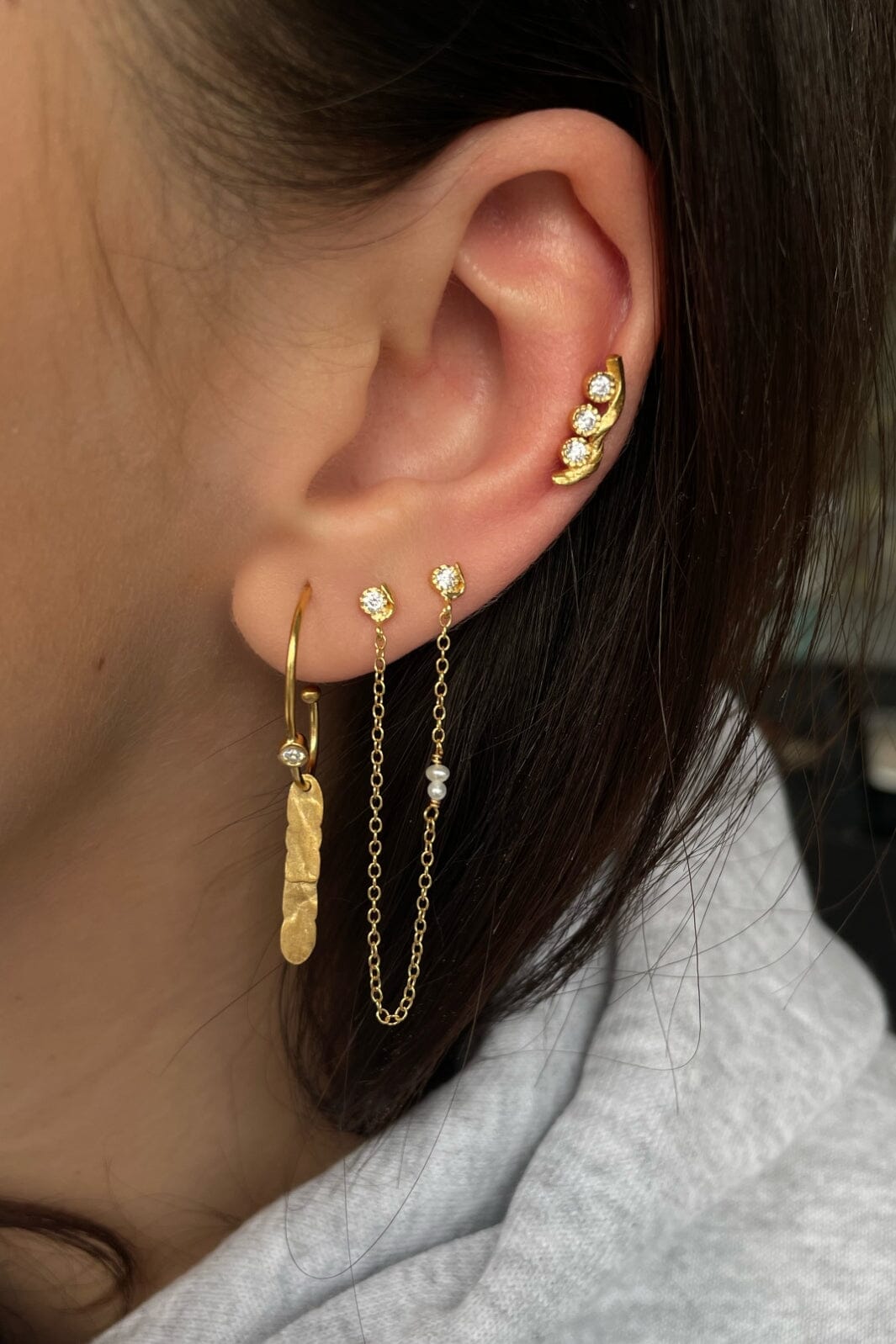 Forudbestilling - Stine A - Flow Earring With Three Stones - Single - 1335-02-S Øreringe