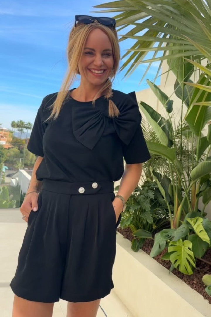 Forudbestilling - Valentin Studio - Bow Button Knit T-shirt - Black T-shirts