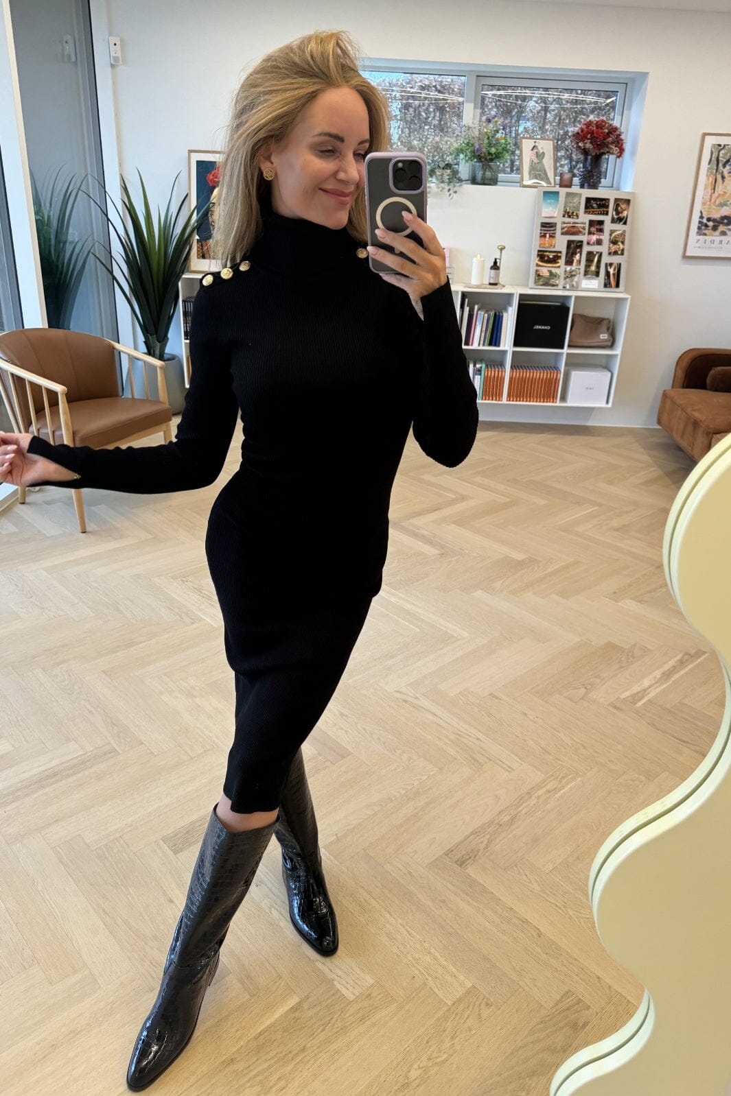 Forudbestilling - Valentin Studio - Gold Button Knit Roll Dress - Black Kjoler