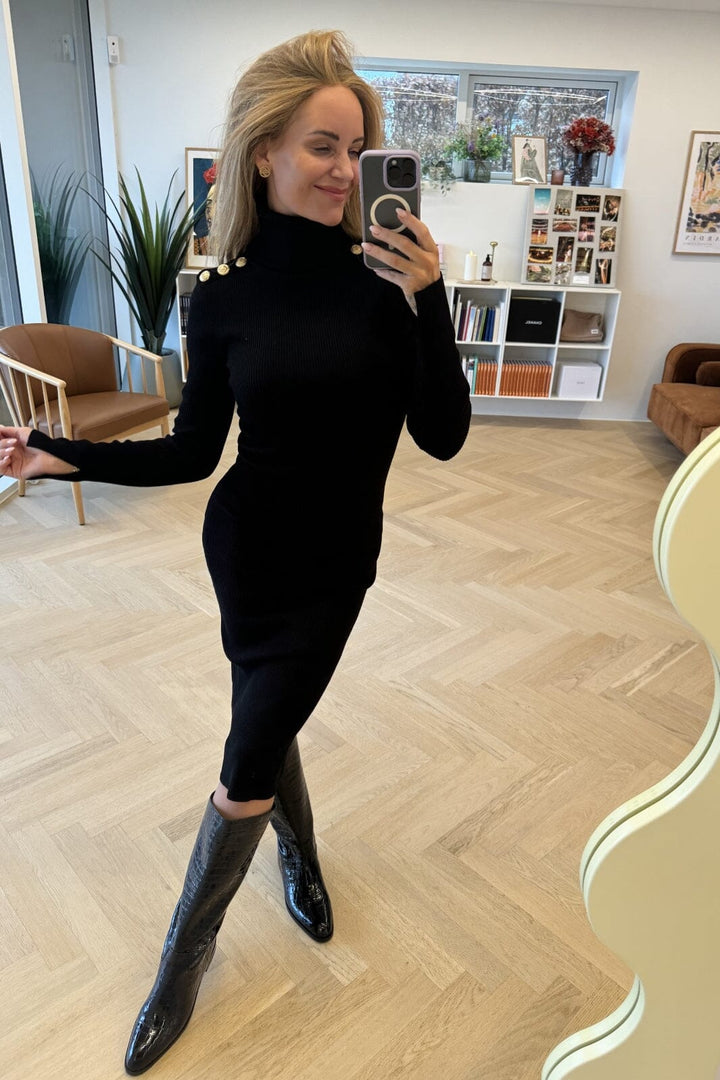 Forudbestilling - Valentin Studio - Gold Button Knit Roll Dress - Black Kjoler