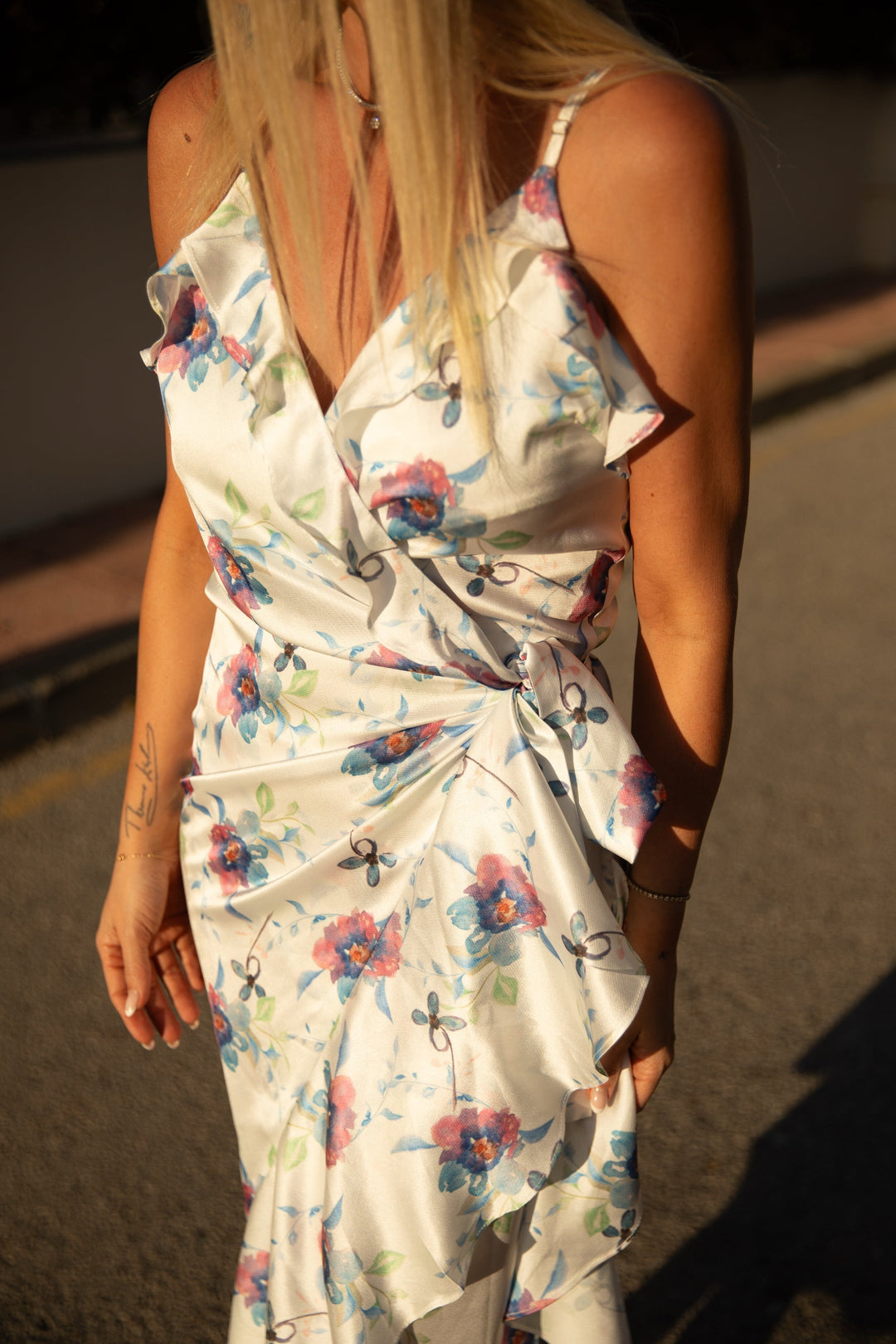 Forudbestilling - Valentin Studio - Strap Senorita Botanic Dress 165466 - 337 - White Exotic Garden Kjoler