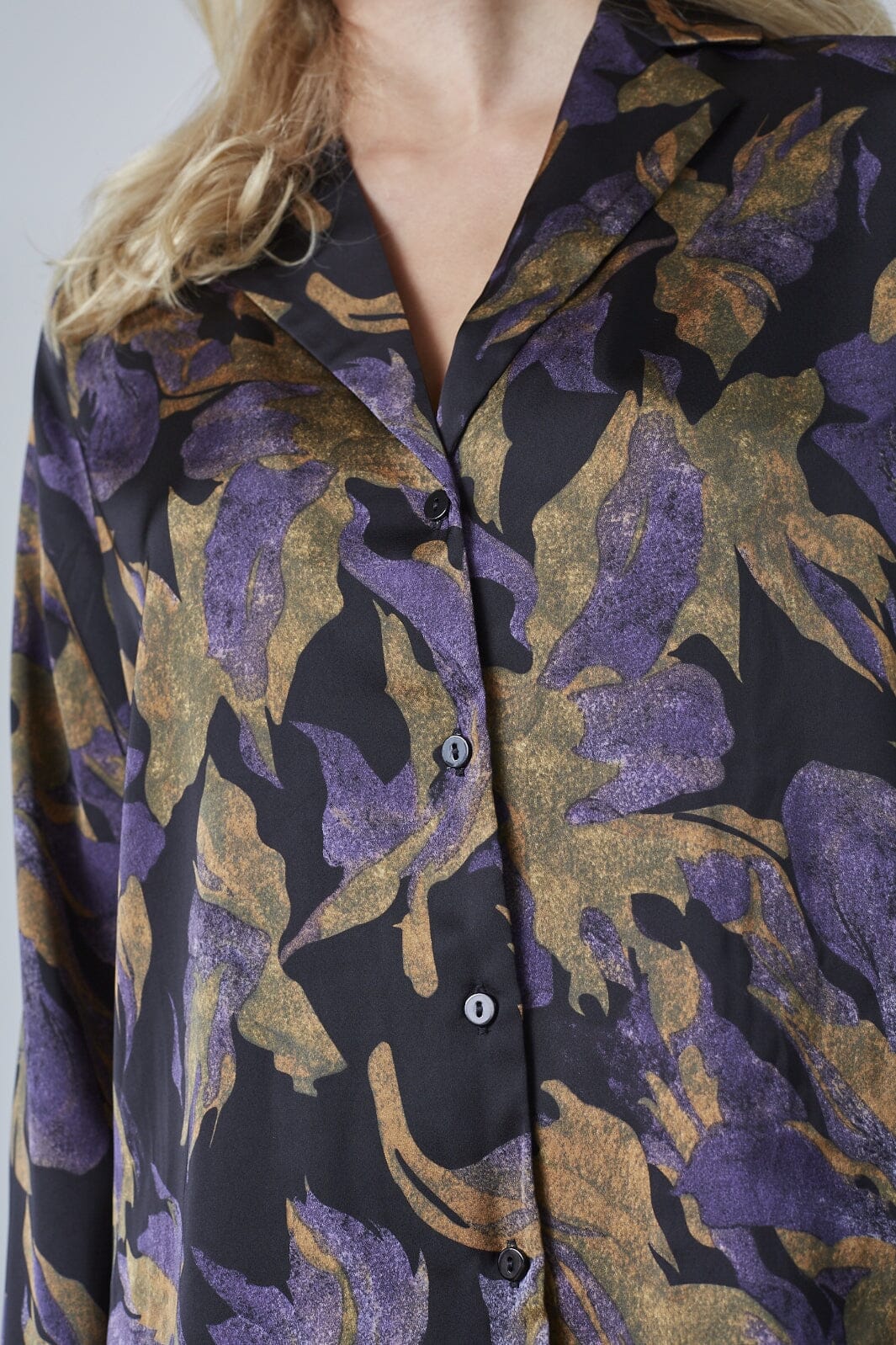 Love & Divine - Love1422 19200 - 003 - Black Flower