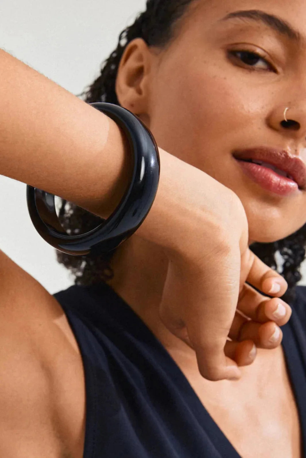 Pilgrim - Aase Bangle Black 262520112 - Gold Plated Armbånd