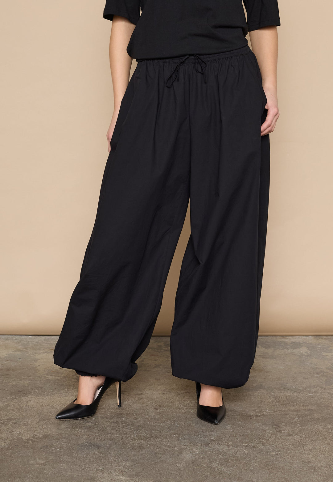 Love & Divine - Love1466 19473 - 000 - Black