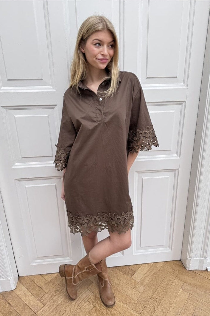 Continue - Klara Embrodery Dress 15188 - Brown