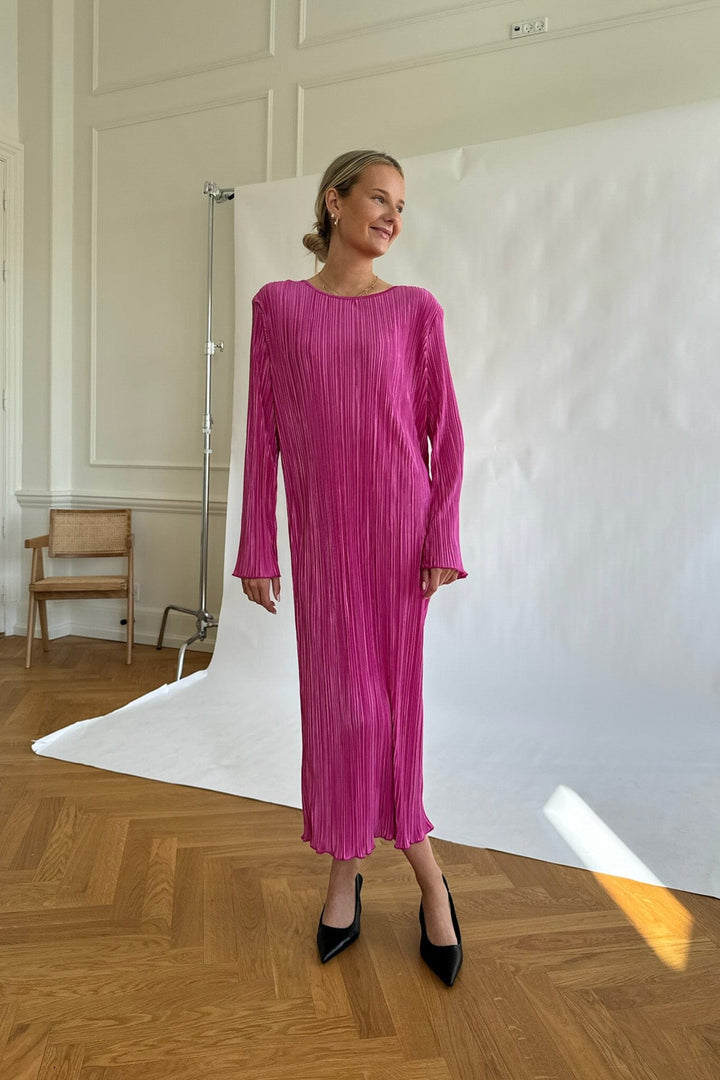 Forudbestilling - BYIC - Kellyic Long Plissé Dress - fp Fuchsia Pink Kjoler 