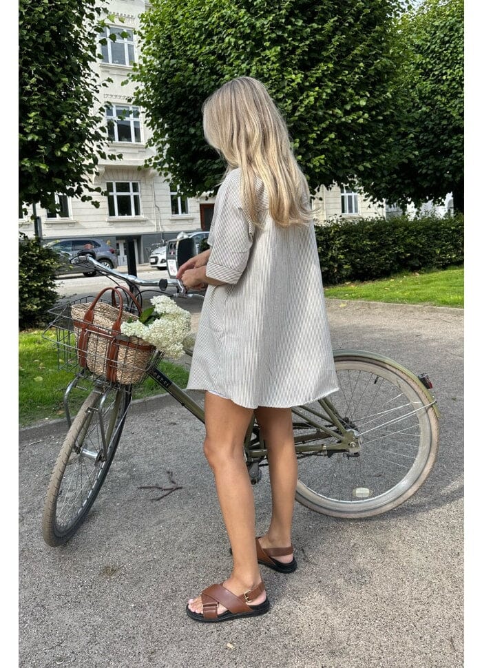 Forudbestilling - BYIC - Selda Shirt Dress - Dark Beige Woven Stripe Kjoler 
