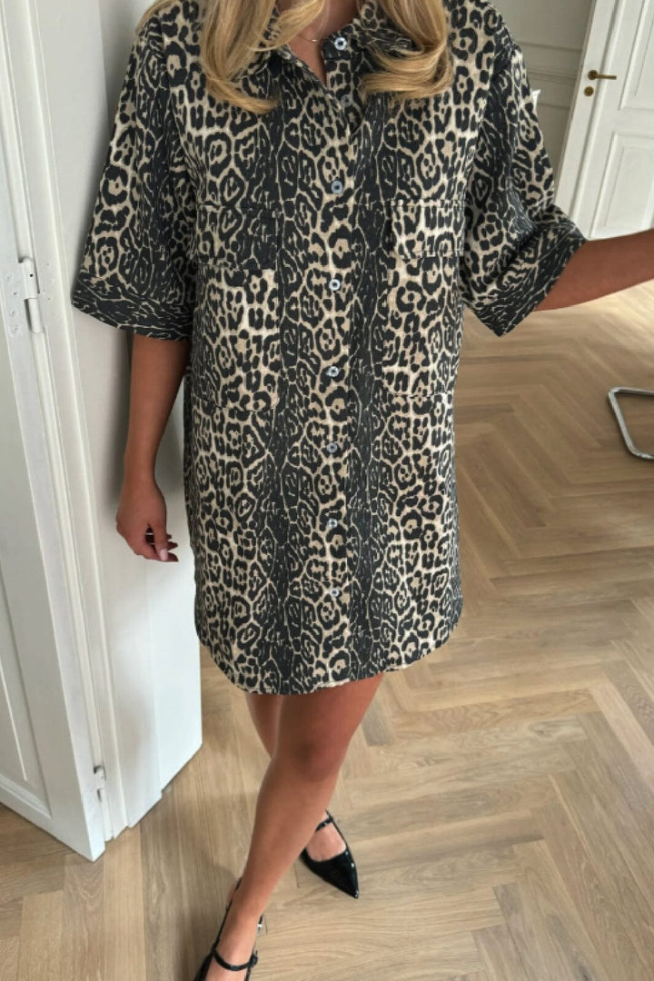 Forudbestilling - BYIC - Seldaic Shirt Dress - lp Leo Print Kjoler 