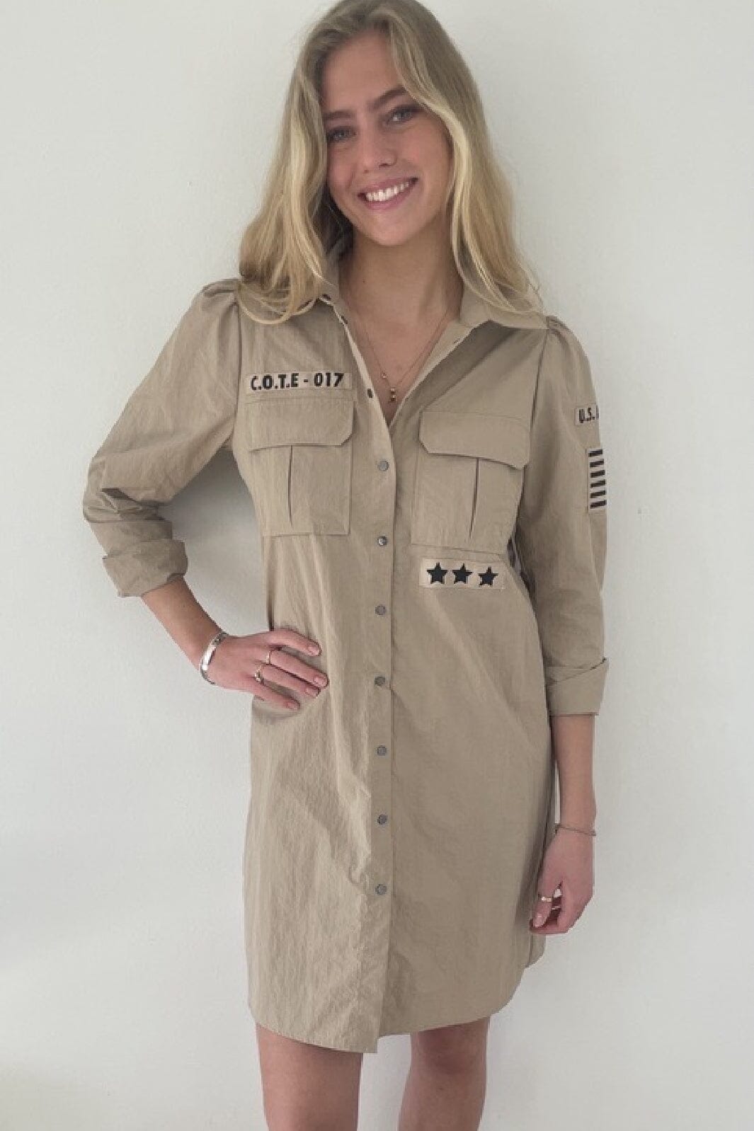 Forudbestilling - Continue - Mili Dress Patch - Sand (Maj) Kjoler 