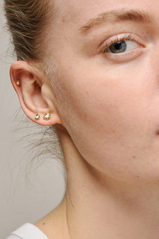 Enamel Copenhagen - Studs, Mini Sunshine E419G - Daisy