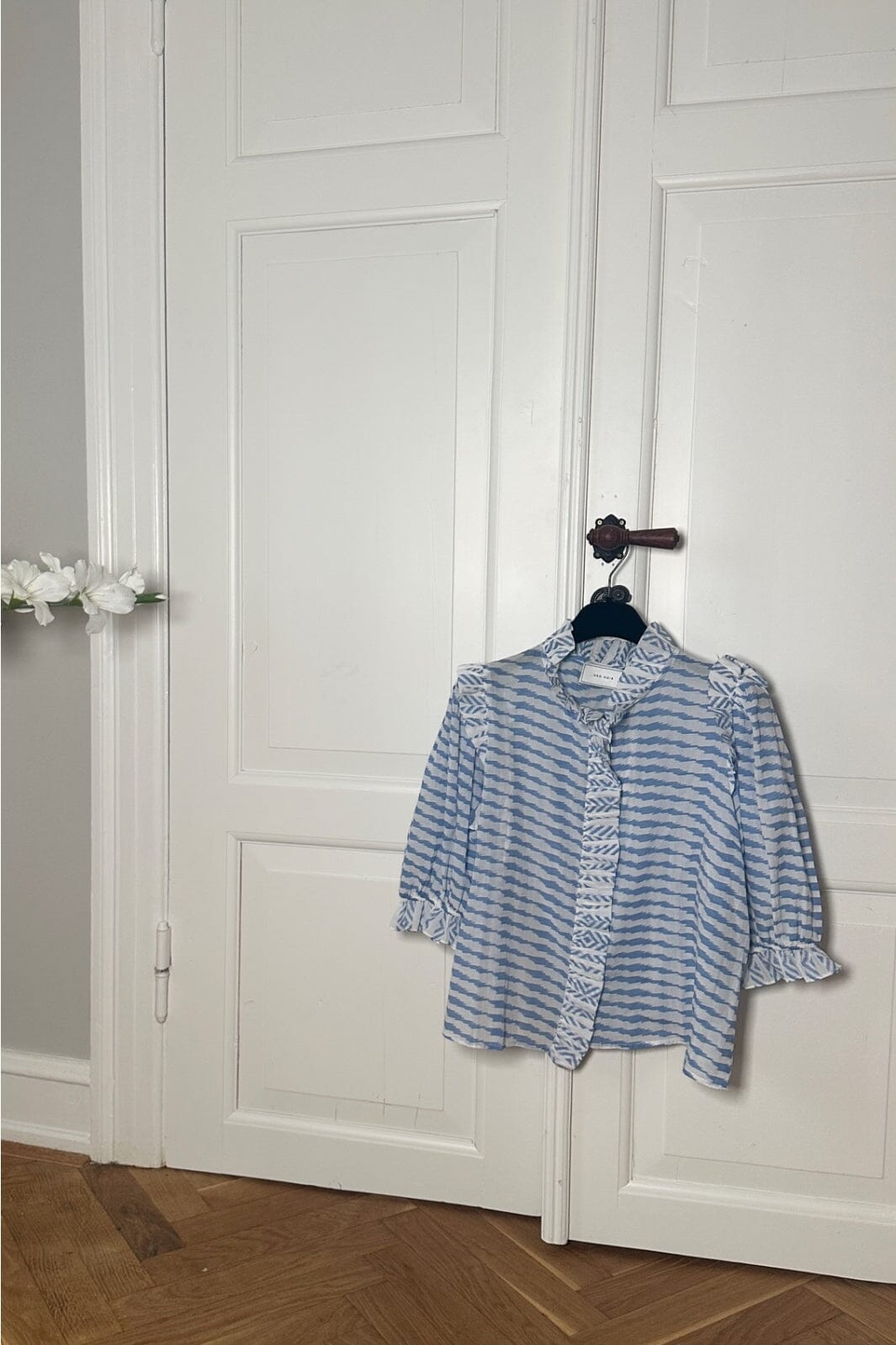 Forudbestilling - Neo Noir - Chacha Graphic Blouse - Light Blue Bluser 