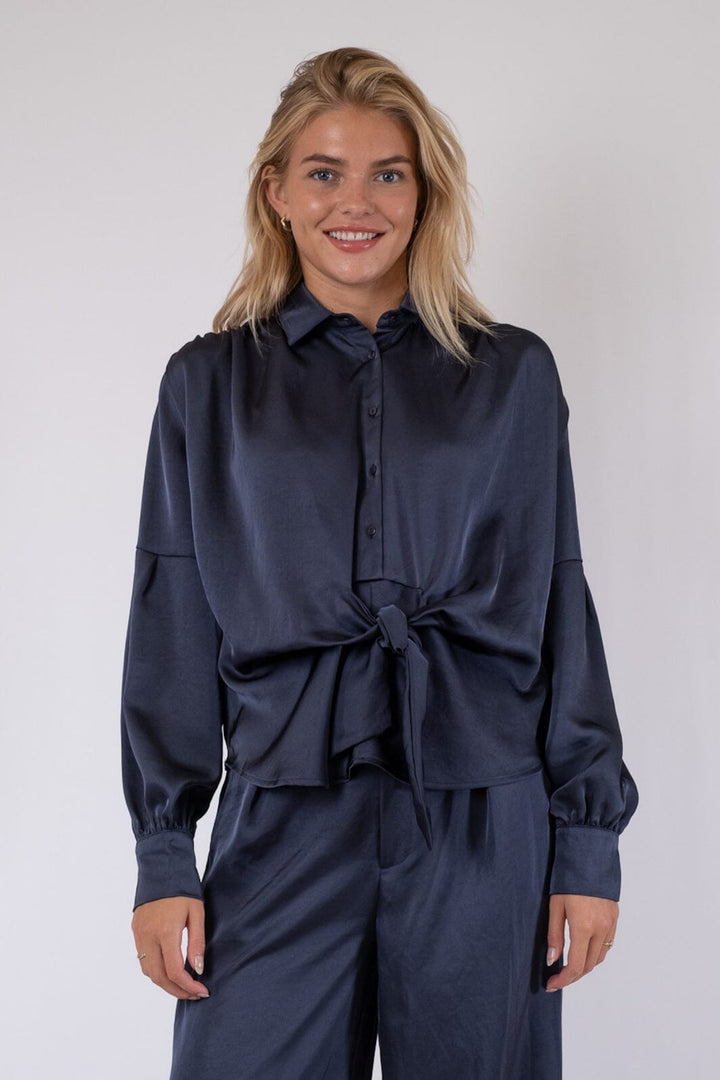 Forudbestilling - Neo Noir - Naja Satin Shirt - Midnight Blue Skjorter 