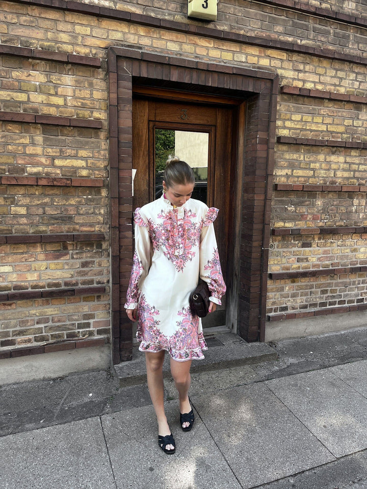 Forudbestilling - Noella - Reno Ruby Ruffle Dress 14790001 - 1422 - Drusella Print Kjoler 