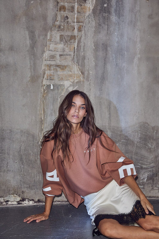 Haute L'Amitié - Maxi Split Logo Sweat HL10413 - Camel Sweatshirts 