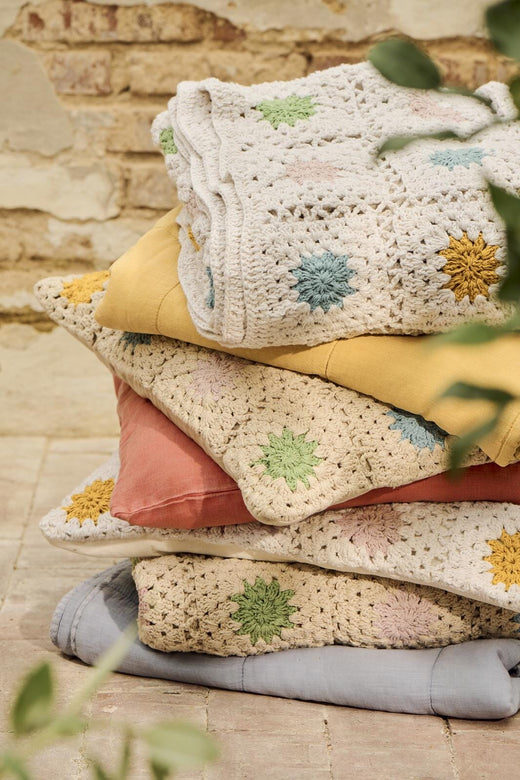 Ib Laursen - Pudebetræk hæklet creme m/multifarvede blomster, bagside i cremefarvet lærred - 100% bomuld - 6191-01