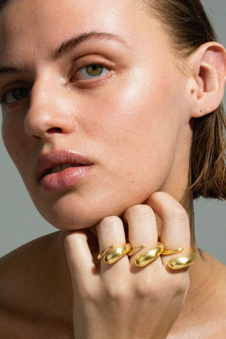 Jane Kønig - Orbis Drop Ring ODR-SS25-G - Forgyldt