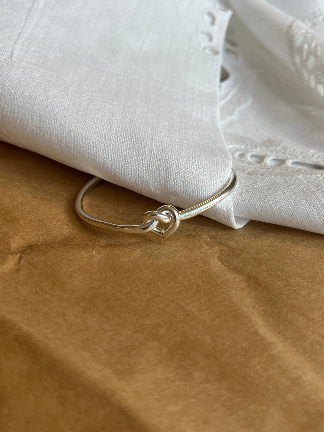 Jane Kønig - Tied Heart Armring THA-AW25-S_M - Armbånd Armbånd 