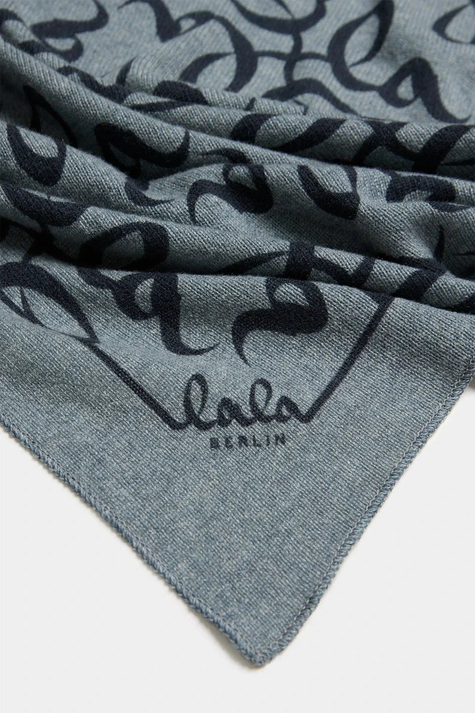 Lala Berlin - Triangle Lalagram M 10025581 - Tempesta Tørklæder 