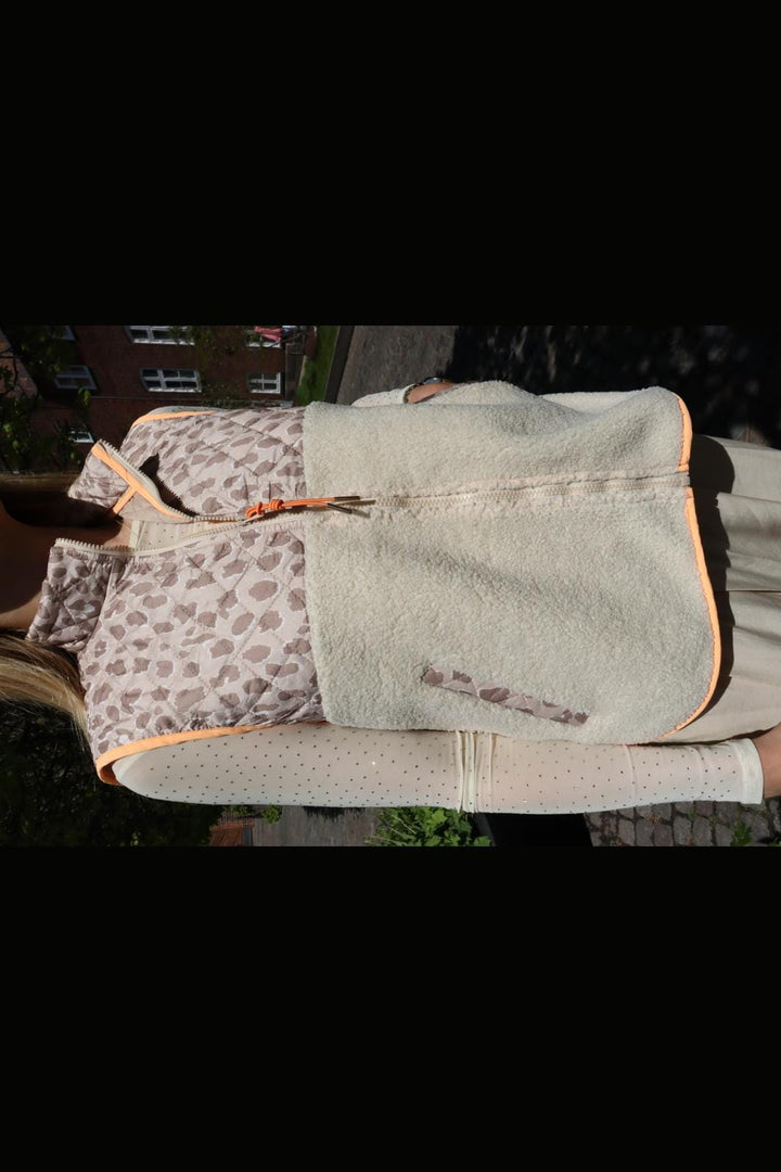 Liberte - Teddy-Leo-Vest 22173 - Creme Pale Lux Leo Neon Orange