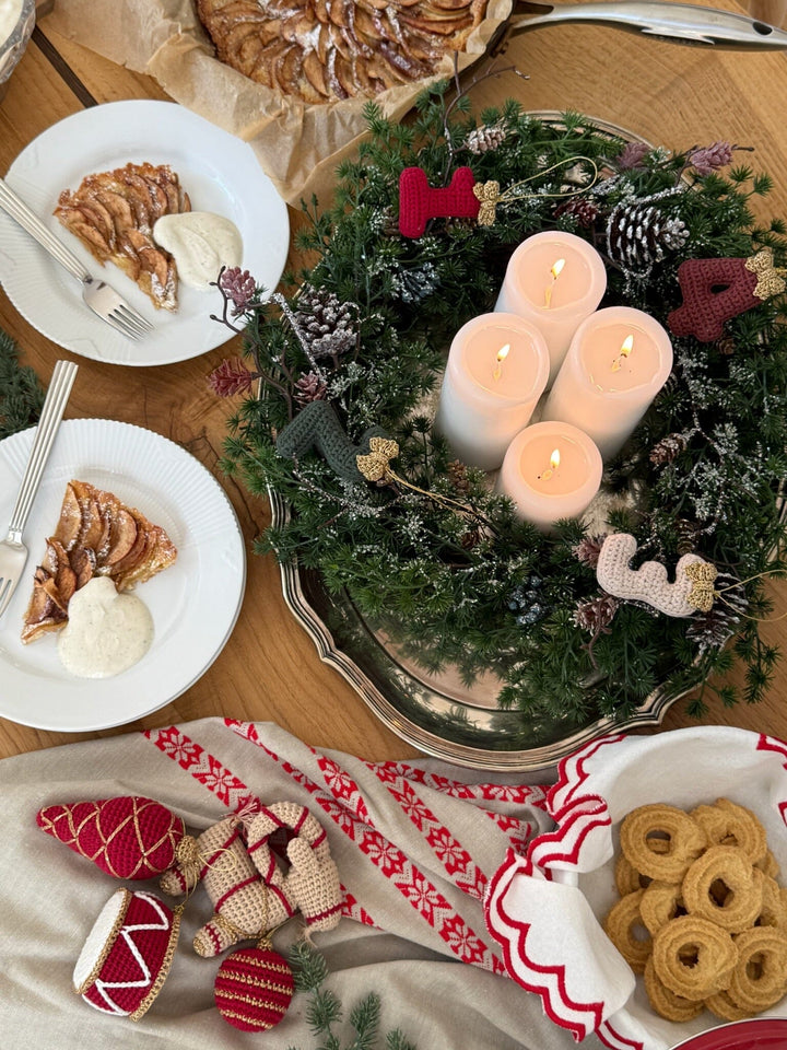 Lille Arv - Hæklet Julekugle - Rød med Guldstriber Julepynt 