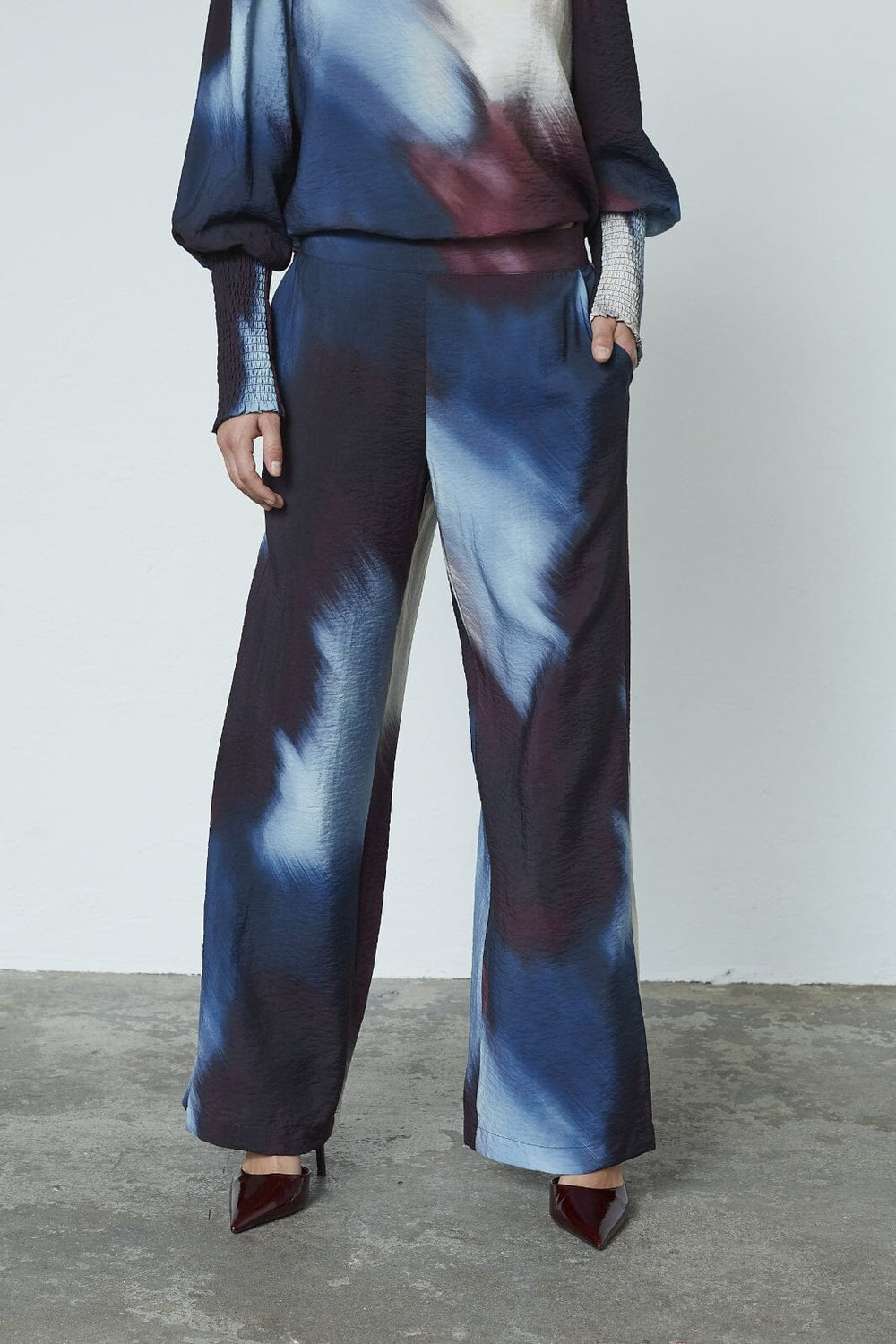 Love & Divine - Love1024-52 19373 - 801 - Waterprint