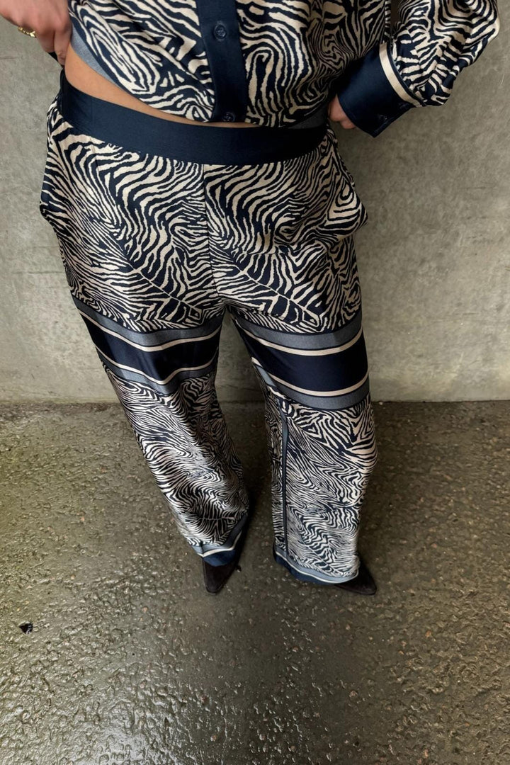 Love & Divine - Love1024-60 19830 - 441 - Navy Zebra Bukser 