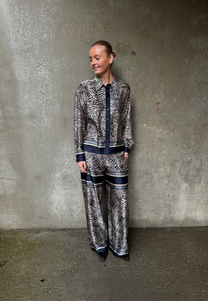 Love & Divine - Love1393-1 19479 - 441 - Navy Zebra Skjorter 