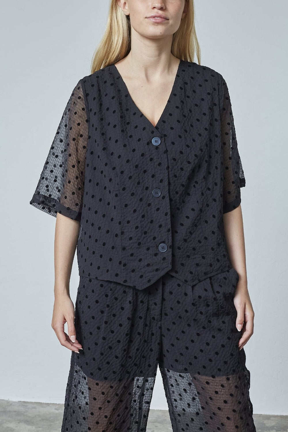 Love & Divine - Love1418 19191 - 001 - Black Dot