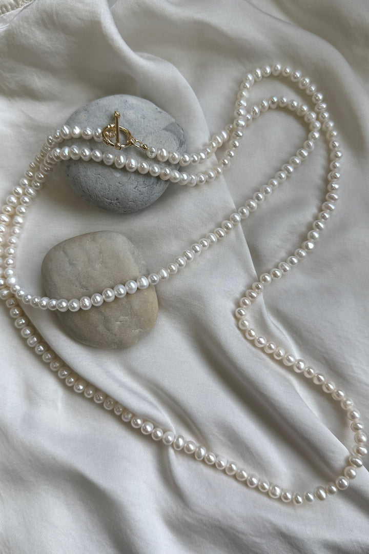 Mellow Moon - Long Pearl Necklace Hoop - Forgyldt Halskæder 