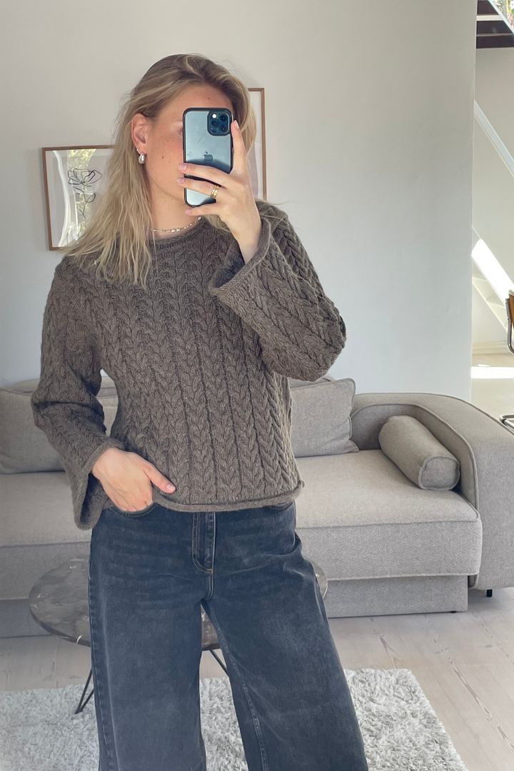 Modström - Kurtismd O-Neck 58122 - 5584 - Chocolate Chip Strikbluser 