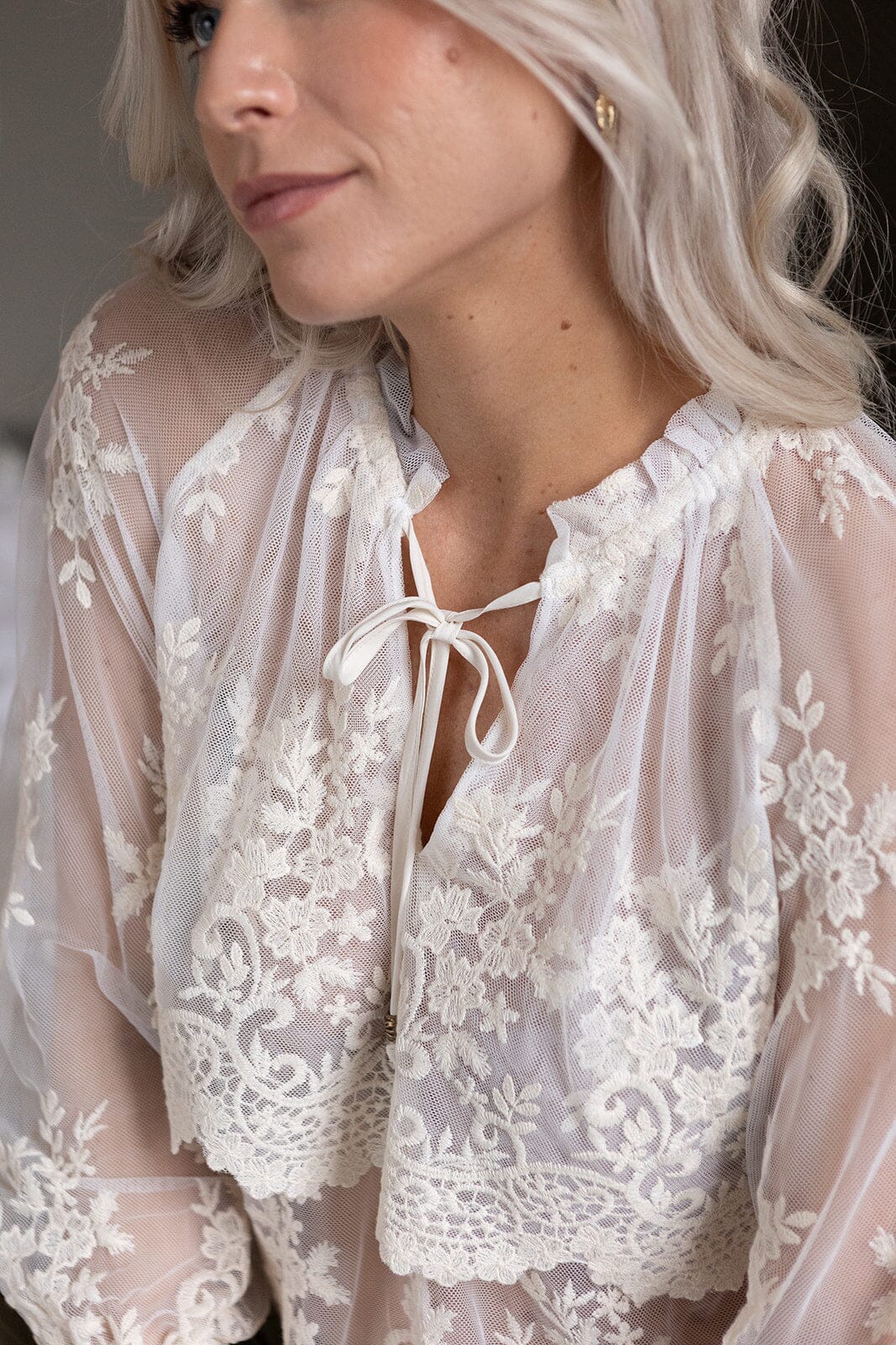 Molly & My X Melanie Due - Rikke V Lace Blouse 167319 - 122 - Creme Bluser 
