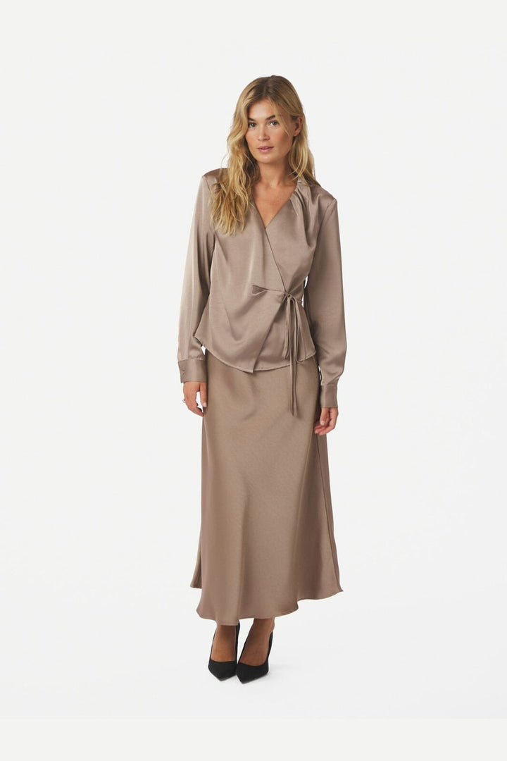 Neo Noir - Caprina Heavy Sateen Blouse 166961 - 811 - Dark Taupe