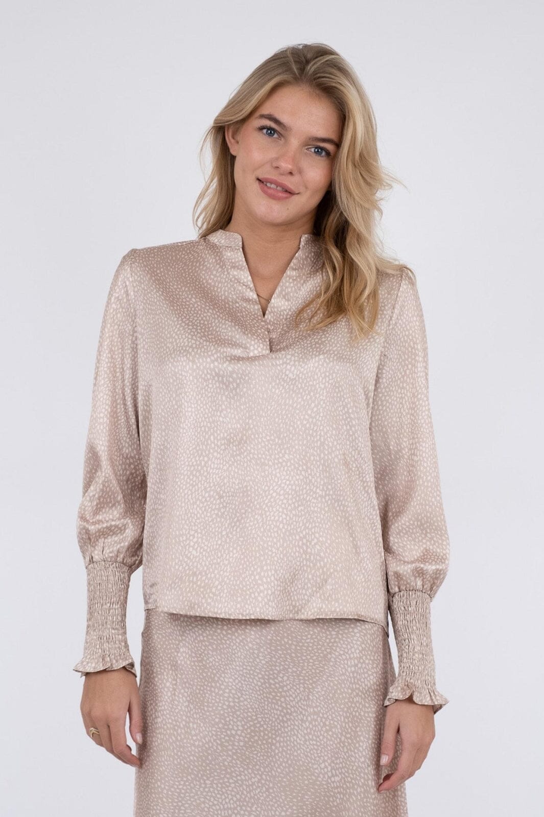 Neo Noir - Landa Floating Dot Blouse - Sand Bluser 