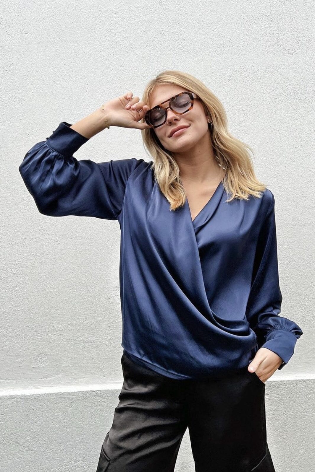Neo Noir - Zeleste Satin Blouse - Navy Bluser 