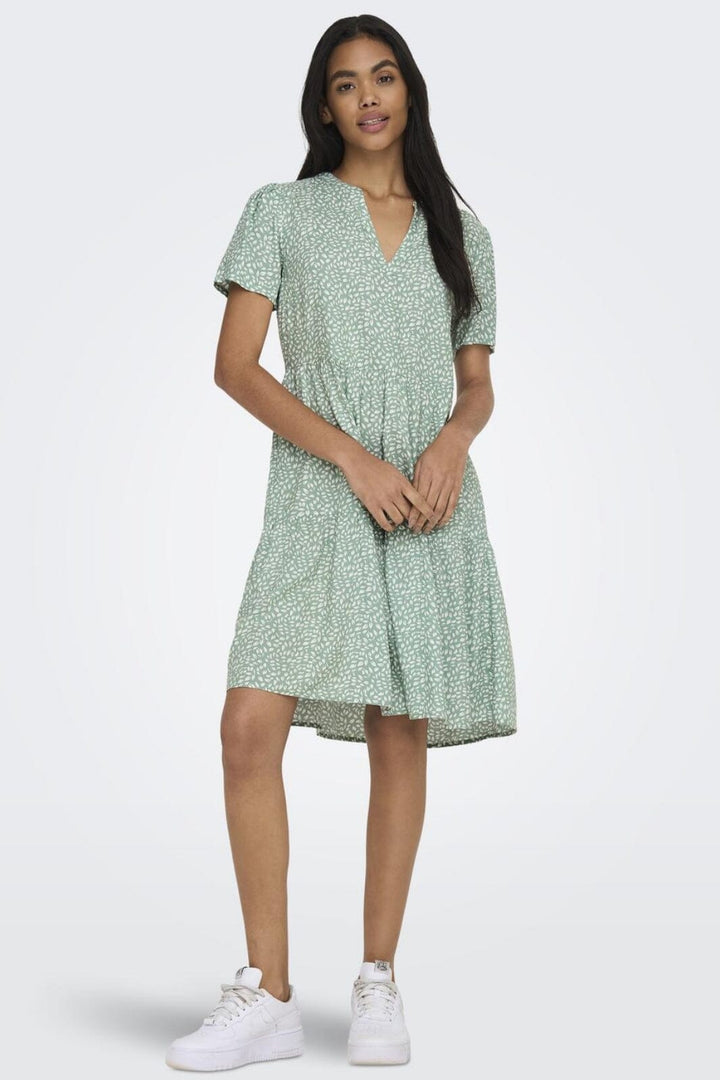 Only - Onlzally Life S/S Thea Dress 15262674 - 3936374 - Chinois Green White Leafs
