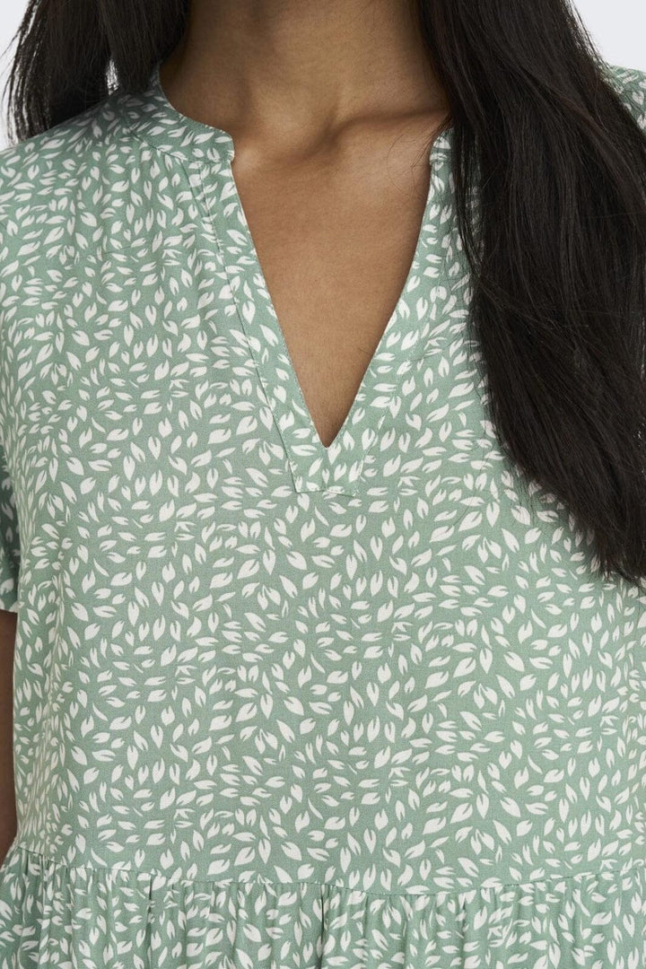 Only - Onlzally Life S/S Thea Dress 15262674 - 3936374 - Chinois Green White Leafs