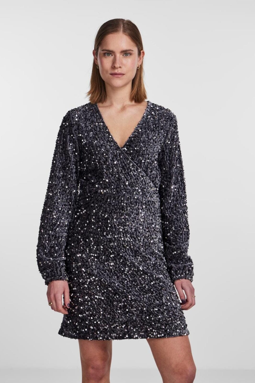 Pieces - Pckam Ls Wrap Dress - 4372296 Magnet Black Silver Sequins Kjoler 